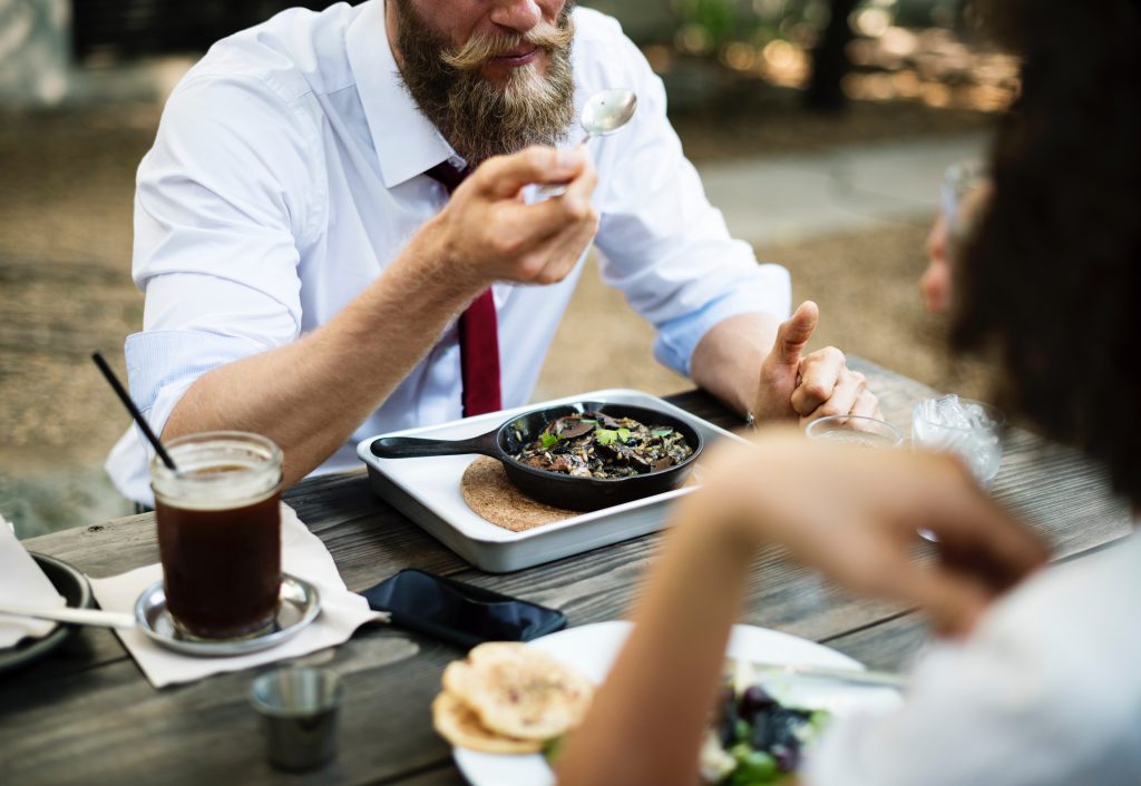 How To Arrange Easy Camping Meals For Groups (Large & Small)?